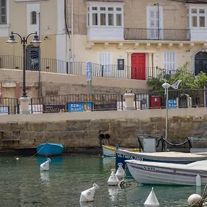 The Rose , San Ġiljan Malte